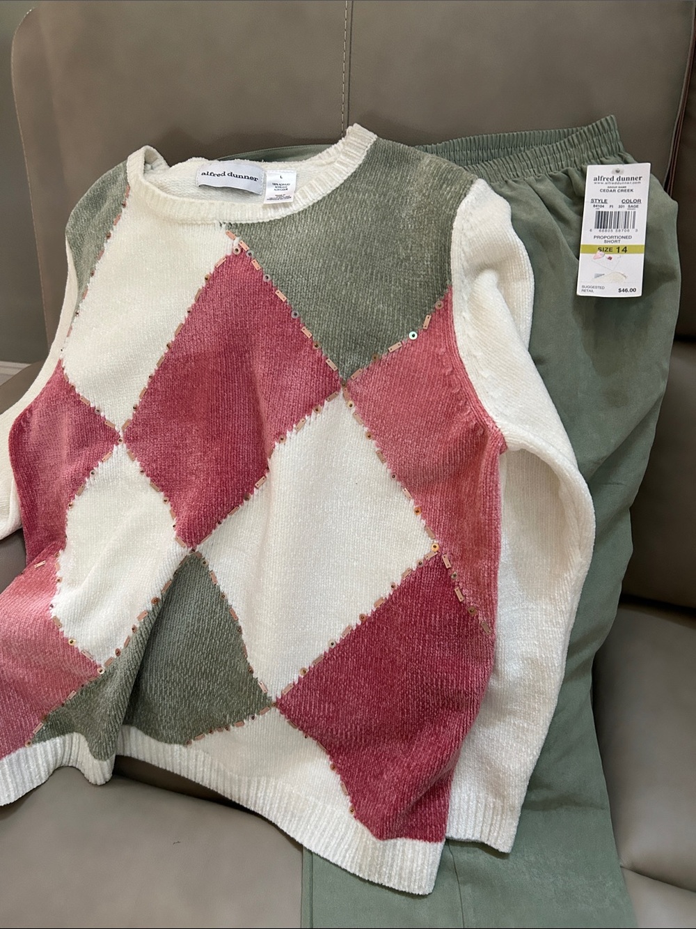 Alfred Dunner 2 piece sweater and pants set.
Soft argyle sweater & pants.